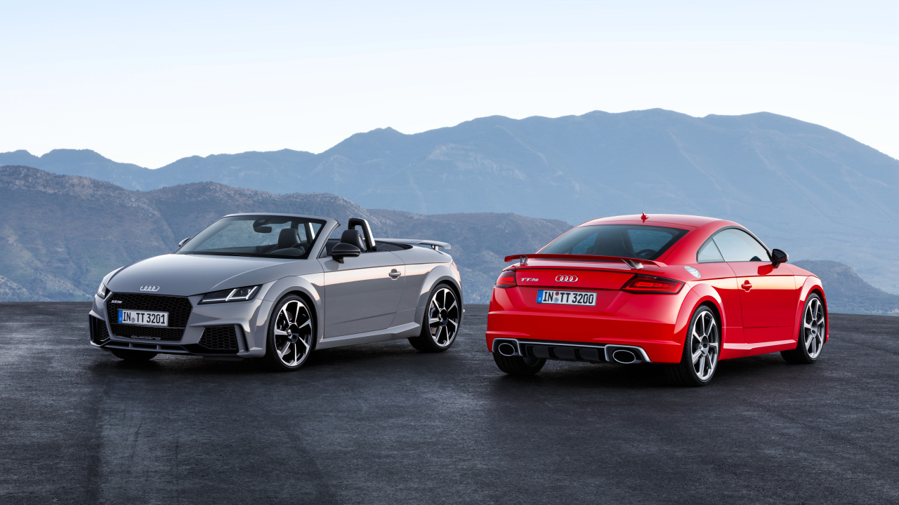 Два автомобиля серебристый Audi TT и красный Audi Roadster