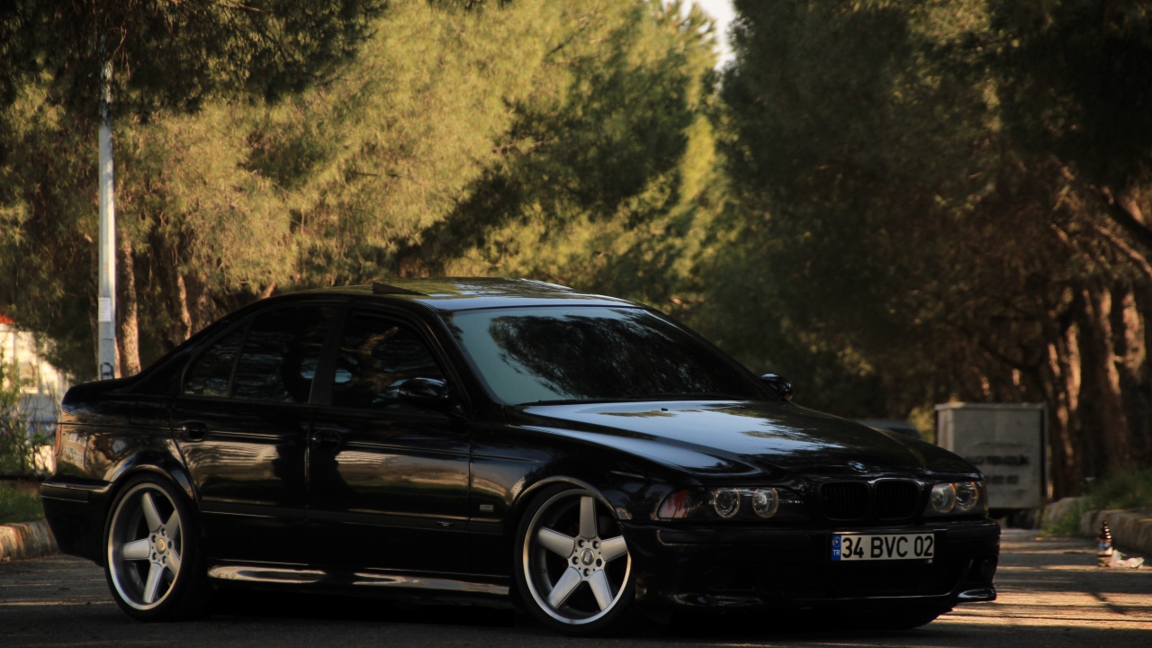 Черный автомобиль BMW M5 E39 