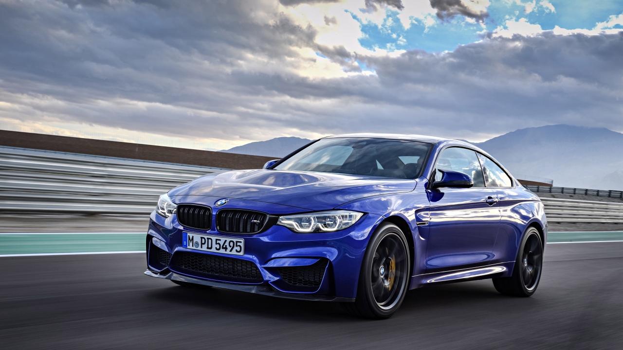 Синий автомобиль BMW M4 на фоне неба 