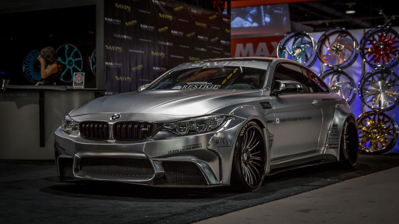 Серебристый автомобиль BMW M4