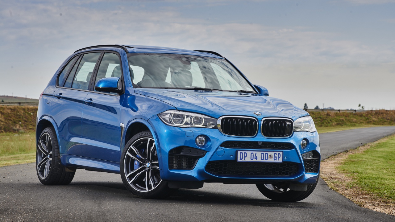 Синий кроссовер BMW F85 на дороге