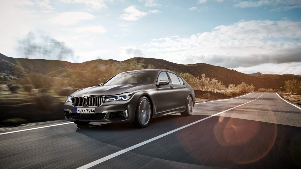 Автомобиль BMW M760Li xDrive, 2017  на скорости