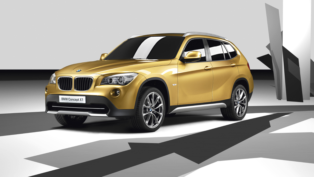 Внедорожник BMW X1 песочного цвета