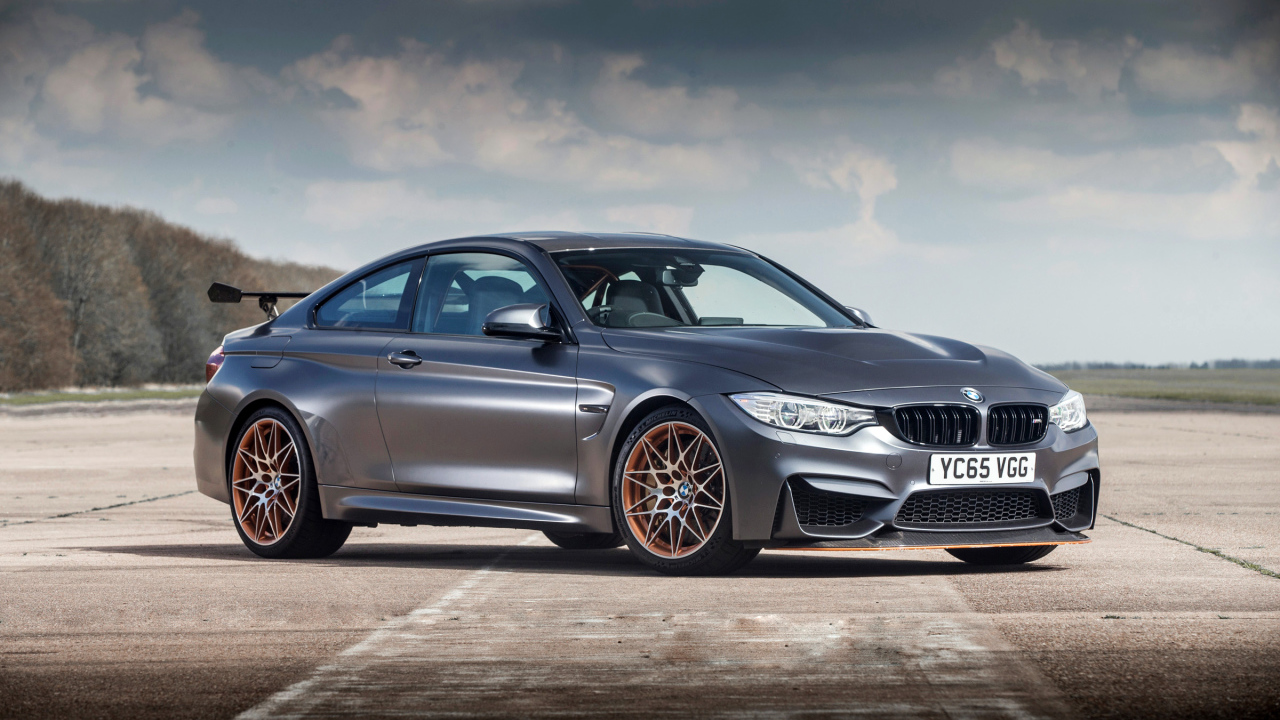 Серебристый стильный автомобиль BMW M4