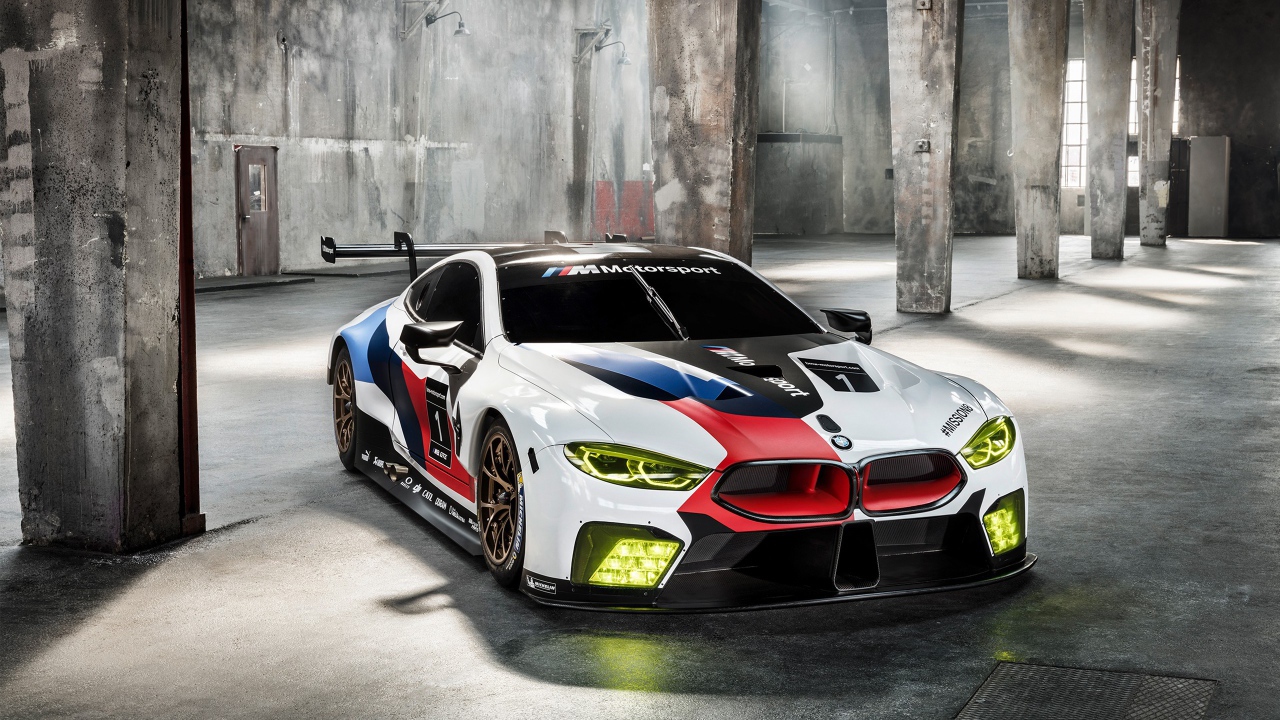 Спортивный автомобиль BMW M8, 2018