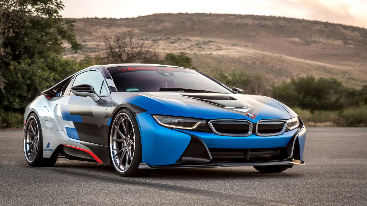 Спортивный синий автомобиль BMW i8 на дороге