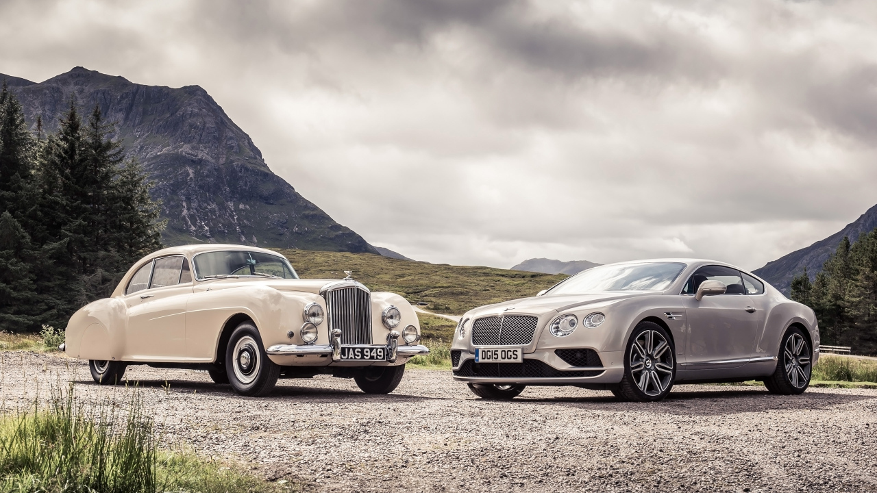 Ретро автомобиль Bentley Continental R-Type и Bentley Continental на фоне неба