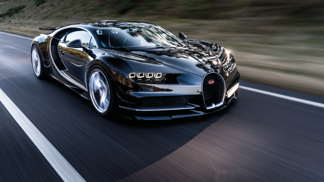 Черный быстрый автомобиль Bugatti Chiron на трассе