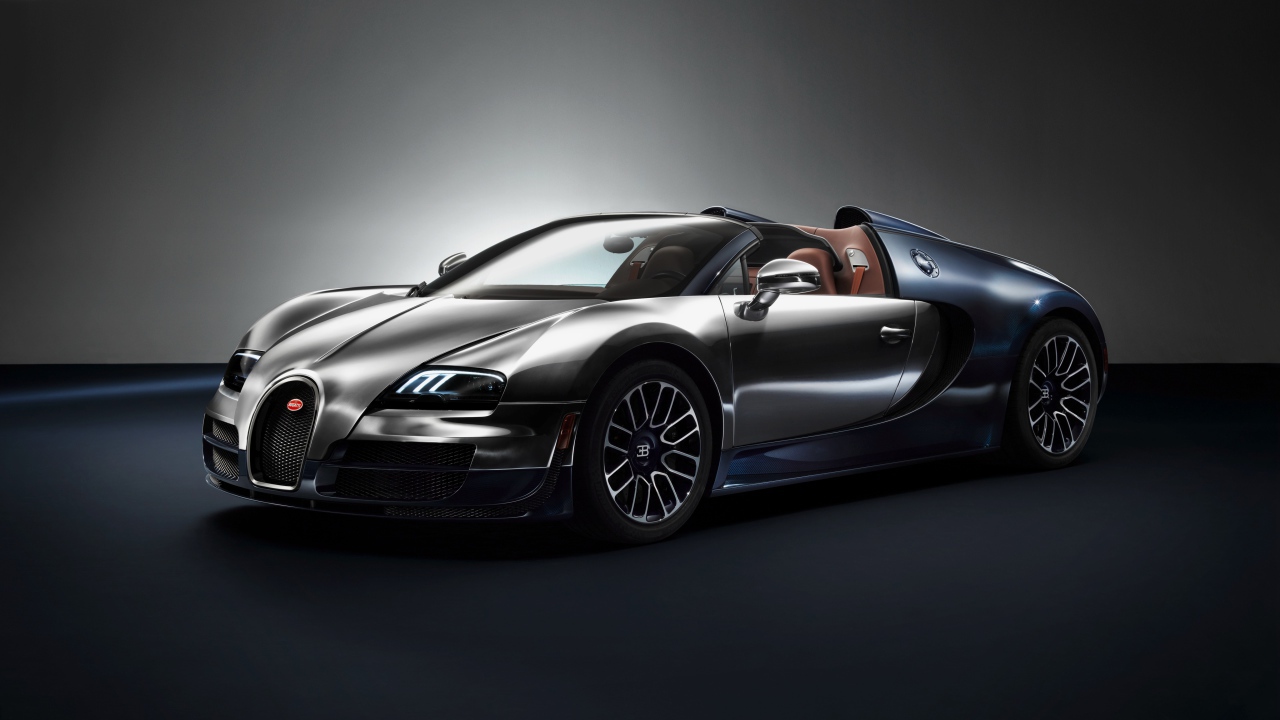 Стильный серебристый автомобиль Bugatti Veyron Grand