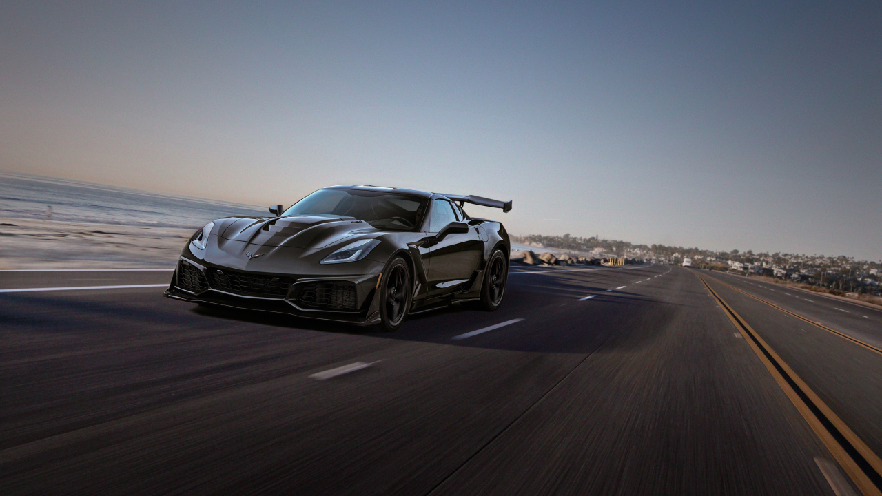 Спортивный быстрый автомобиль Chevrolet Corvette ZR1, 2019 на трассе