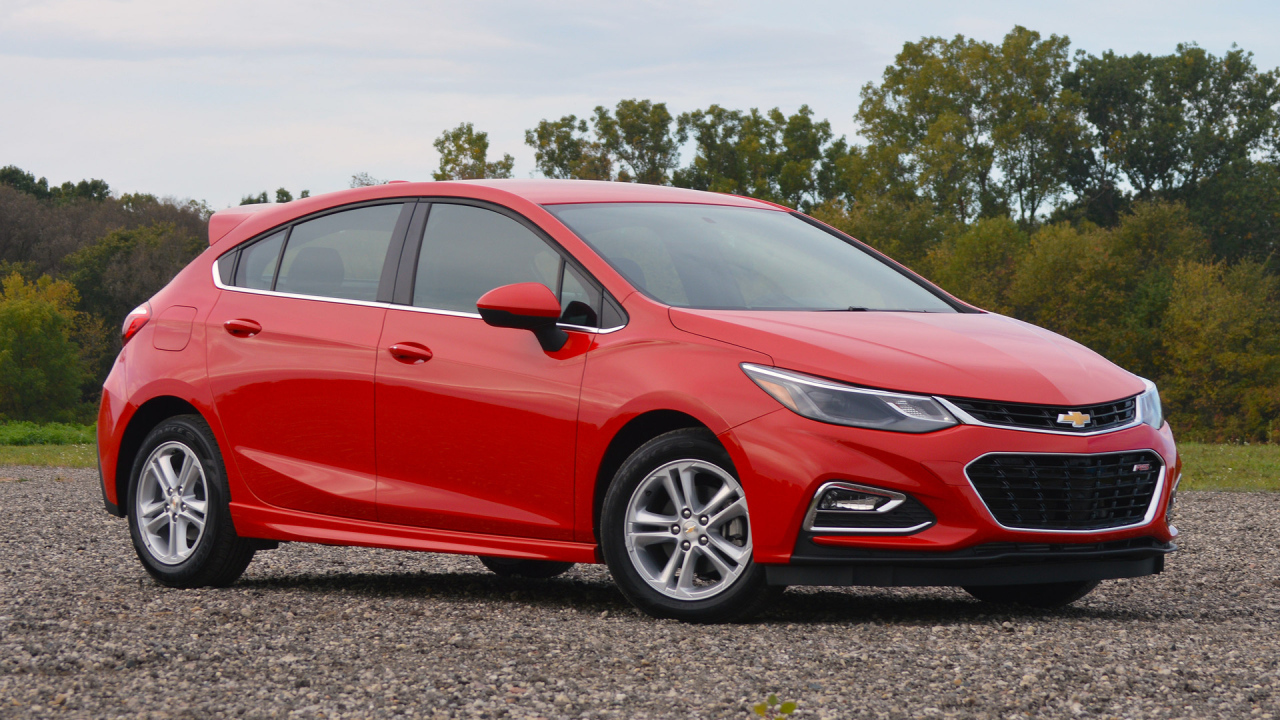 Красный Chevrolet Cruze Hatchback 2017 года 