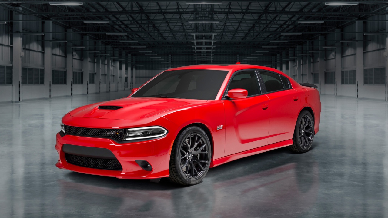 Красный спортивный автомобиль Dodge Charger, 2018 в гараже