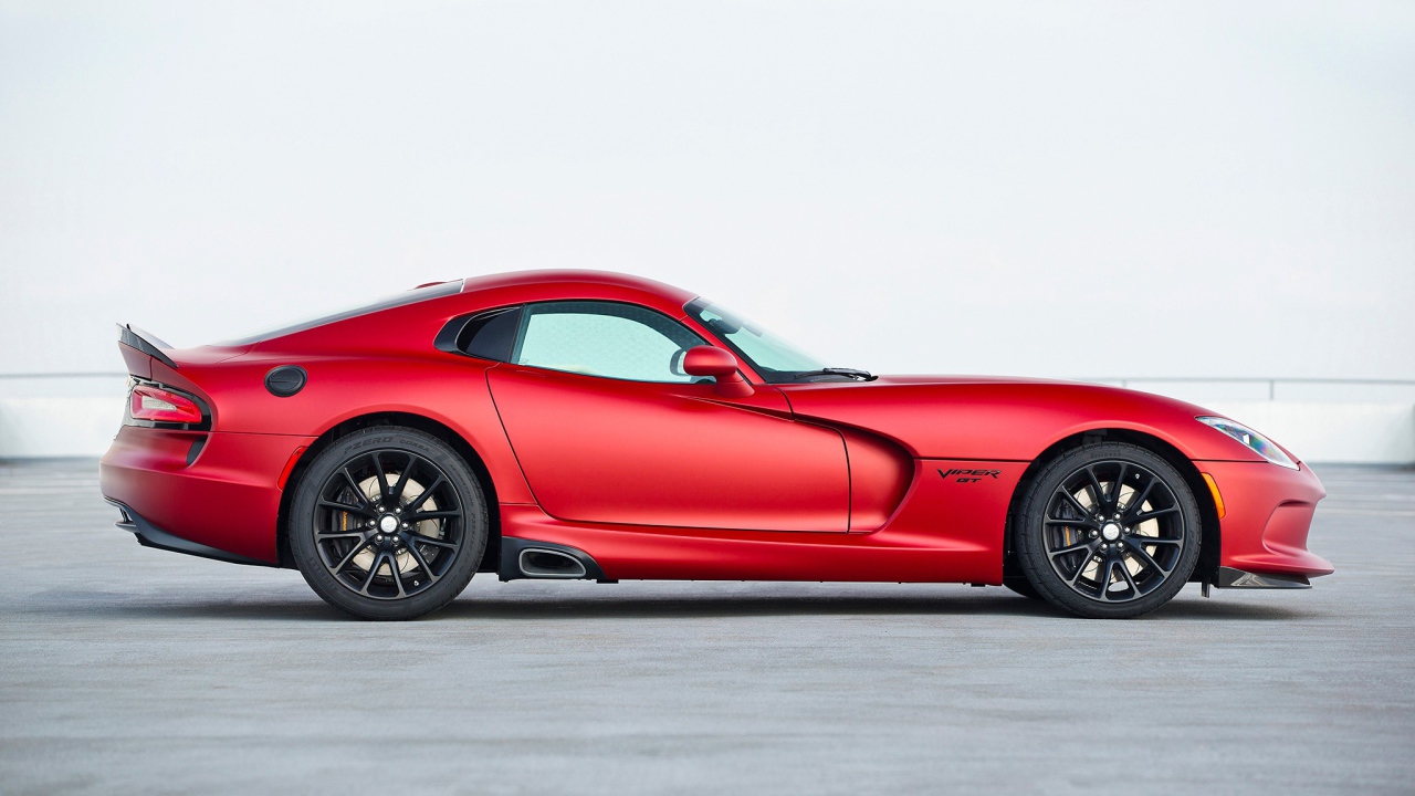Красный спортивный автомобиль Dodge SRT Viper 