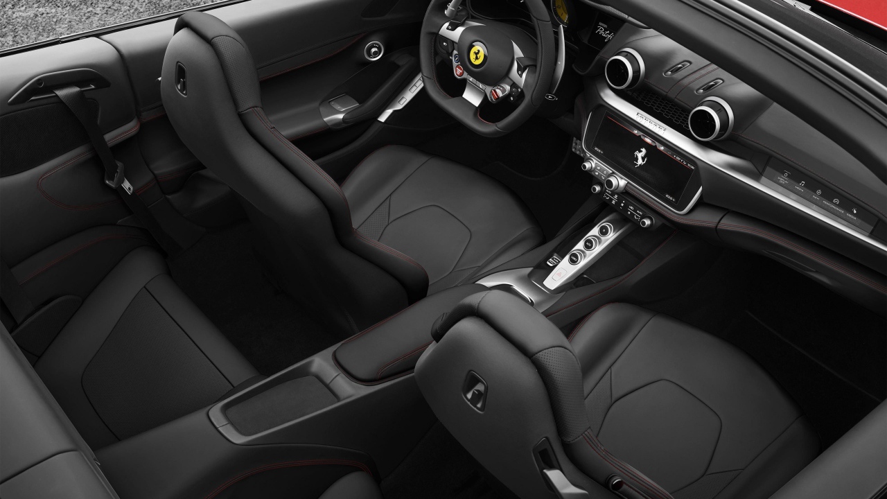 Черный кожаный салон автомобиля Ferrari Portofino, 2018