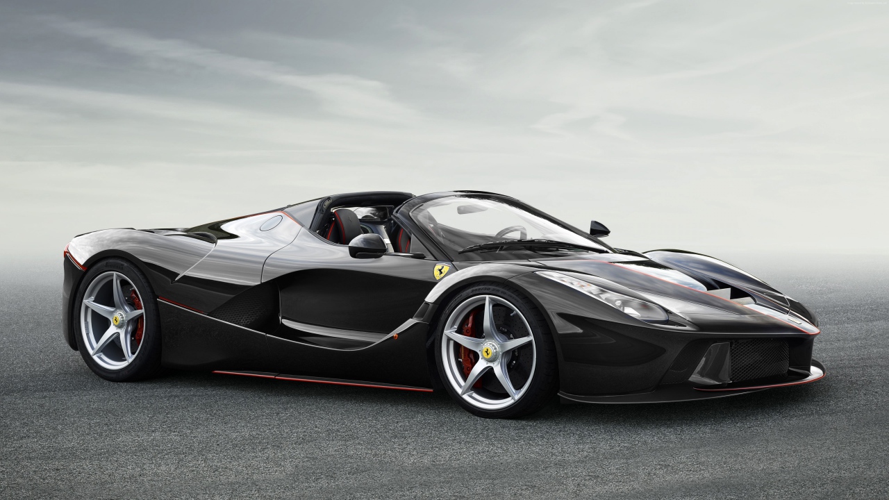 Черный спортивный автомобиль Ferrari LaFerrari Aperta