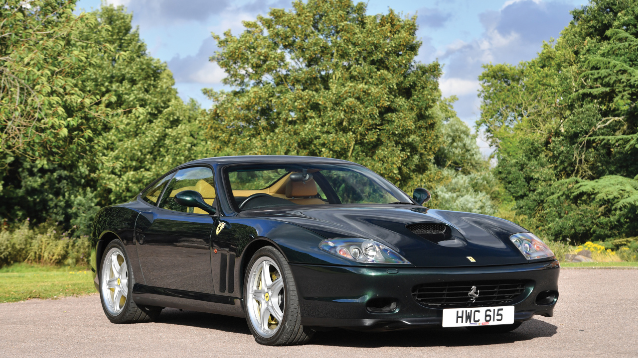 Быстрый черный автомобиль Ferrari 575M Maranello 
