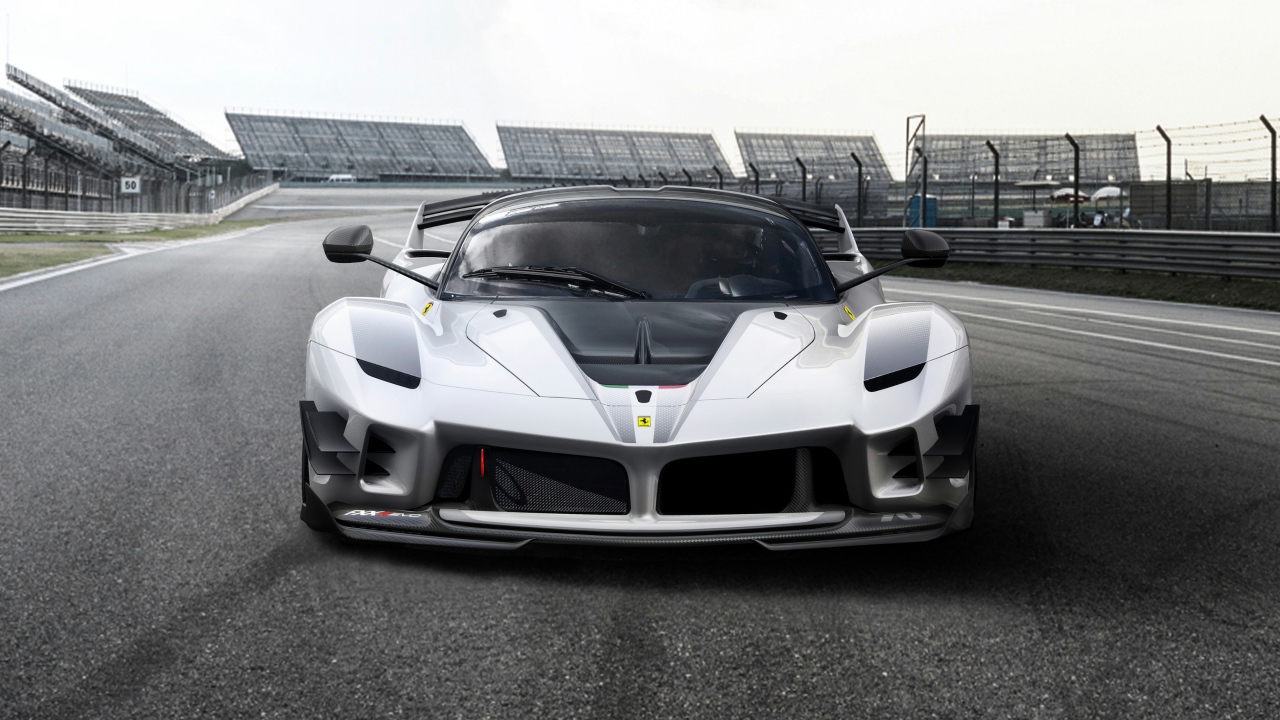 Гоночный автомобиль  Ferrari FXX-K Evo, 2018 на трассе