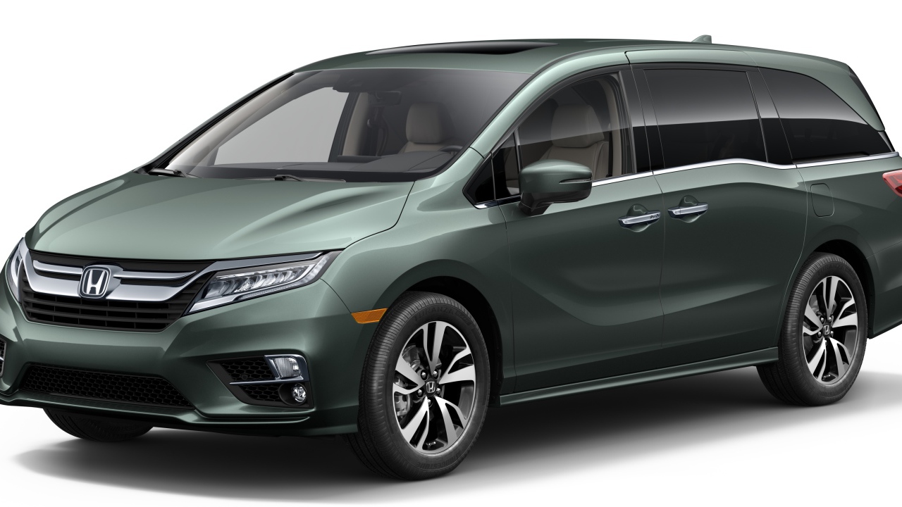 Автомобиль  минивэн Honda Odyssey, 2018 на белом фоне