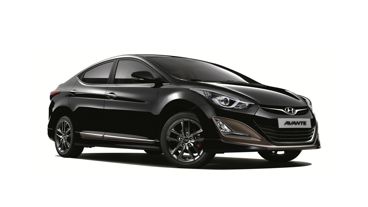 Черный автомобиль Hyundai Elantra на белом фоне