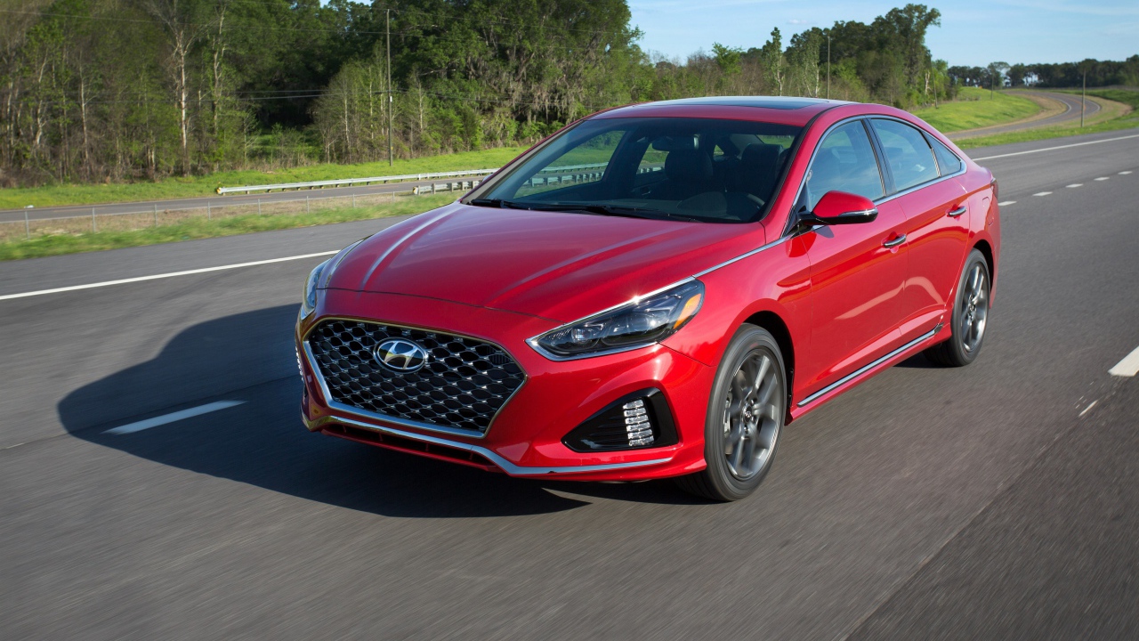 Красный автомобиль Hyundai Sonata Sport, 2018 на трассе 