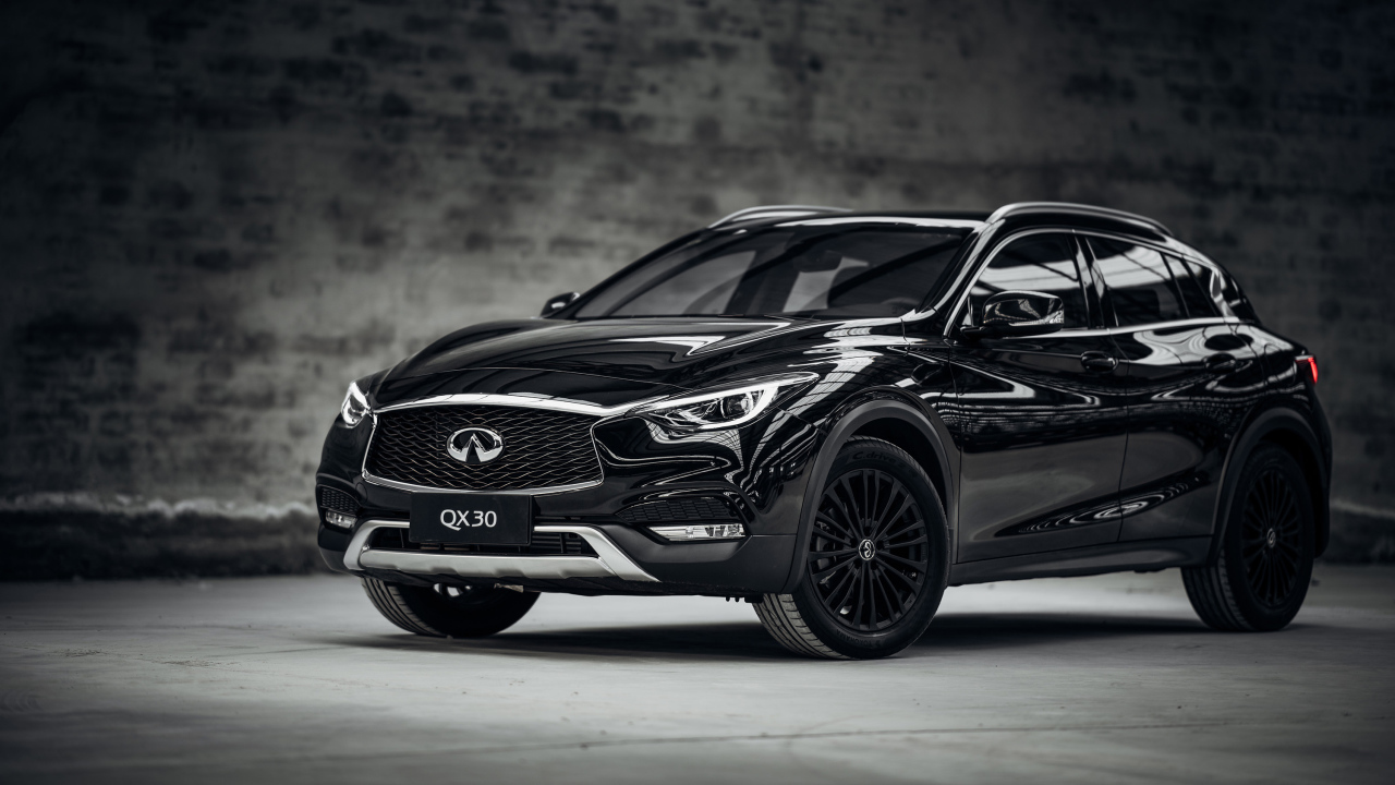 Блестящий черный автомобиль  Infiniti QX30 Night Edition, 2017