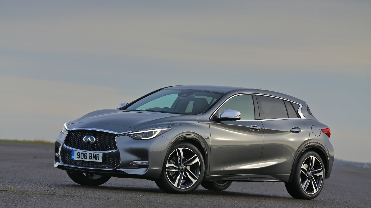 Серебристый автомобиль Infiniti QX30, 2017  