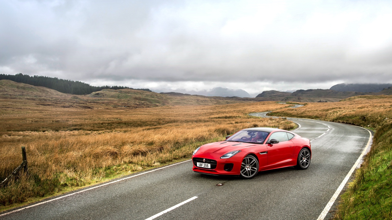 Красный автомобиль  Jaguar F-Type на трассе