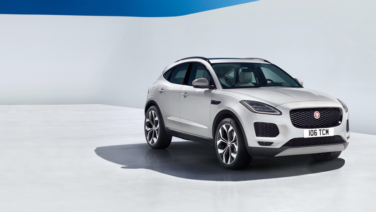 Серебристый автомобиль Jaguar E-Pace, 2018