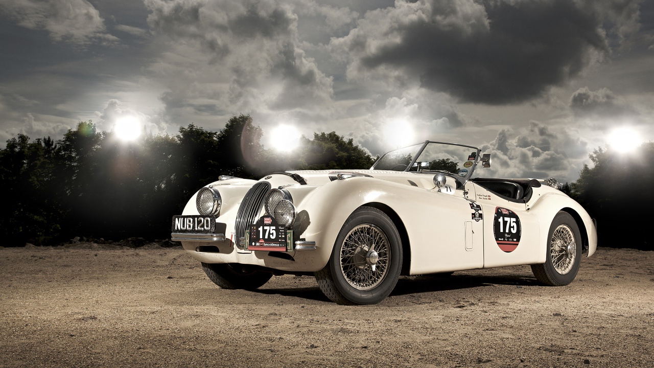 Белый спортивный ретро автомобиль Jaguar XK120, 1950 года