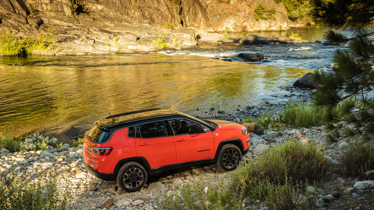 Красный Jeep Compass Trailhawk, 2017  на берегу 