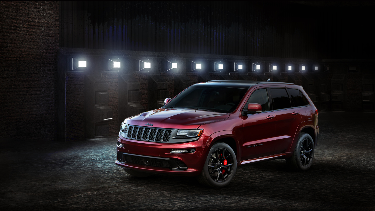 Красный автомобиль Jeep Grand Cherokee