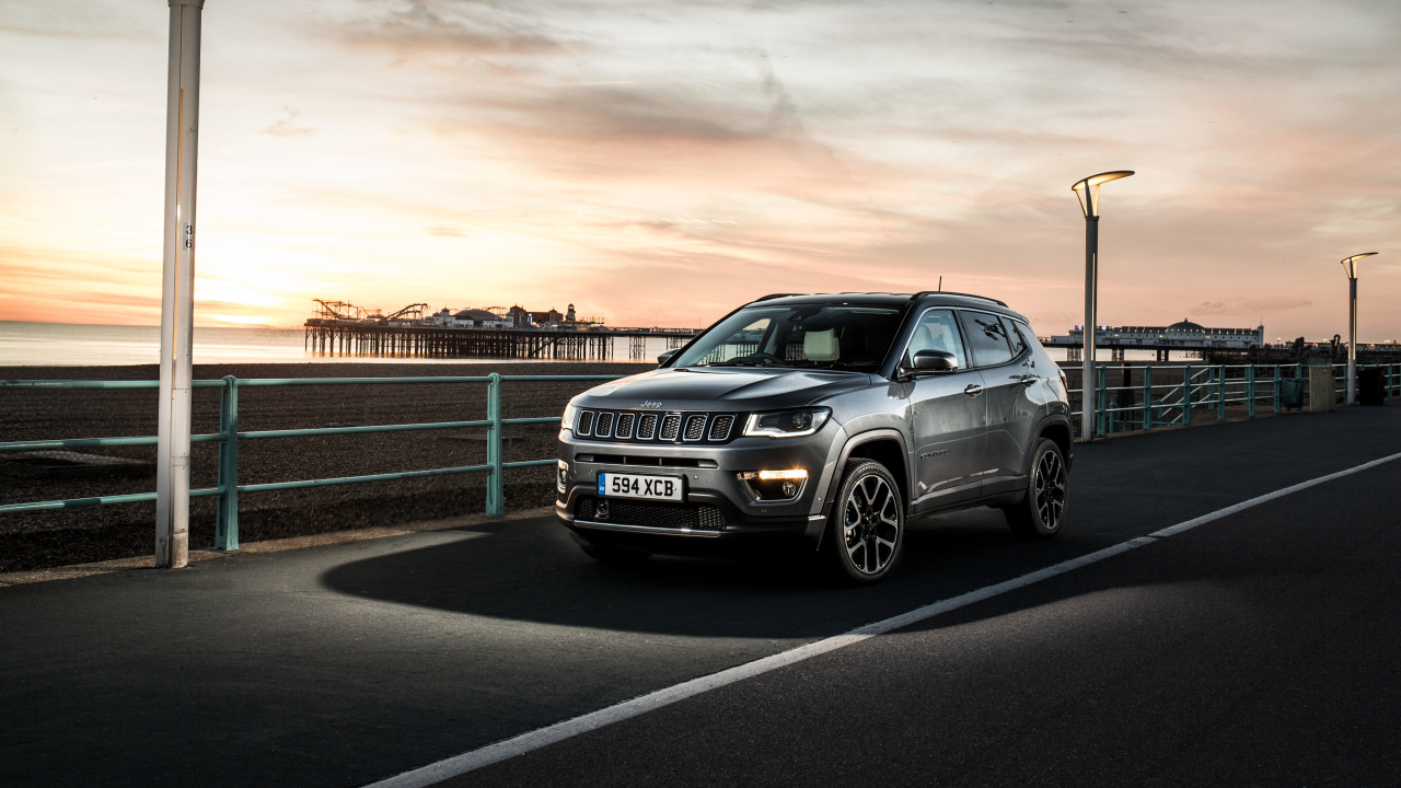 Серебристый внедорожник Jeep Compass Limited, 2018 на фоне горизонта