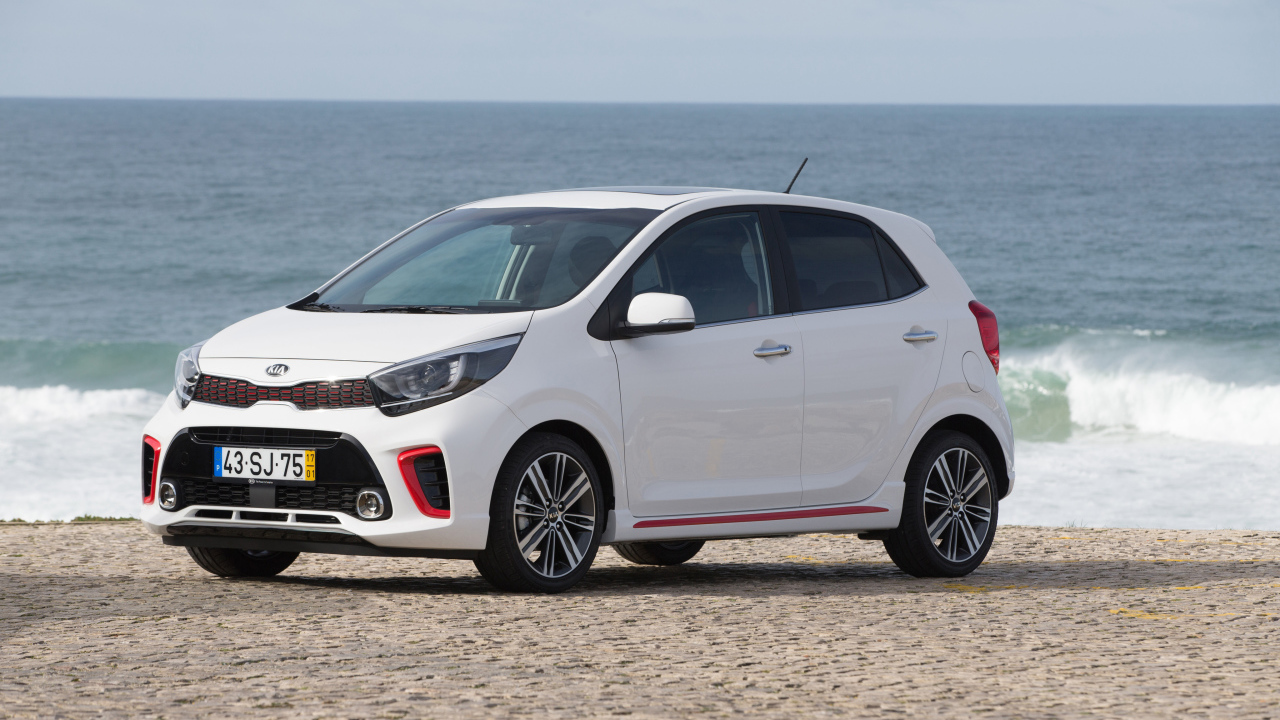 Белый автомобиль KIA Picanto GT Line, 2017 на фоне океана 