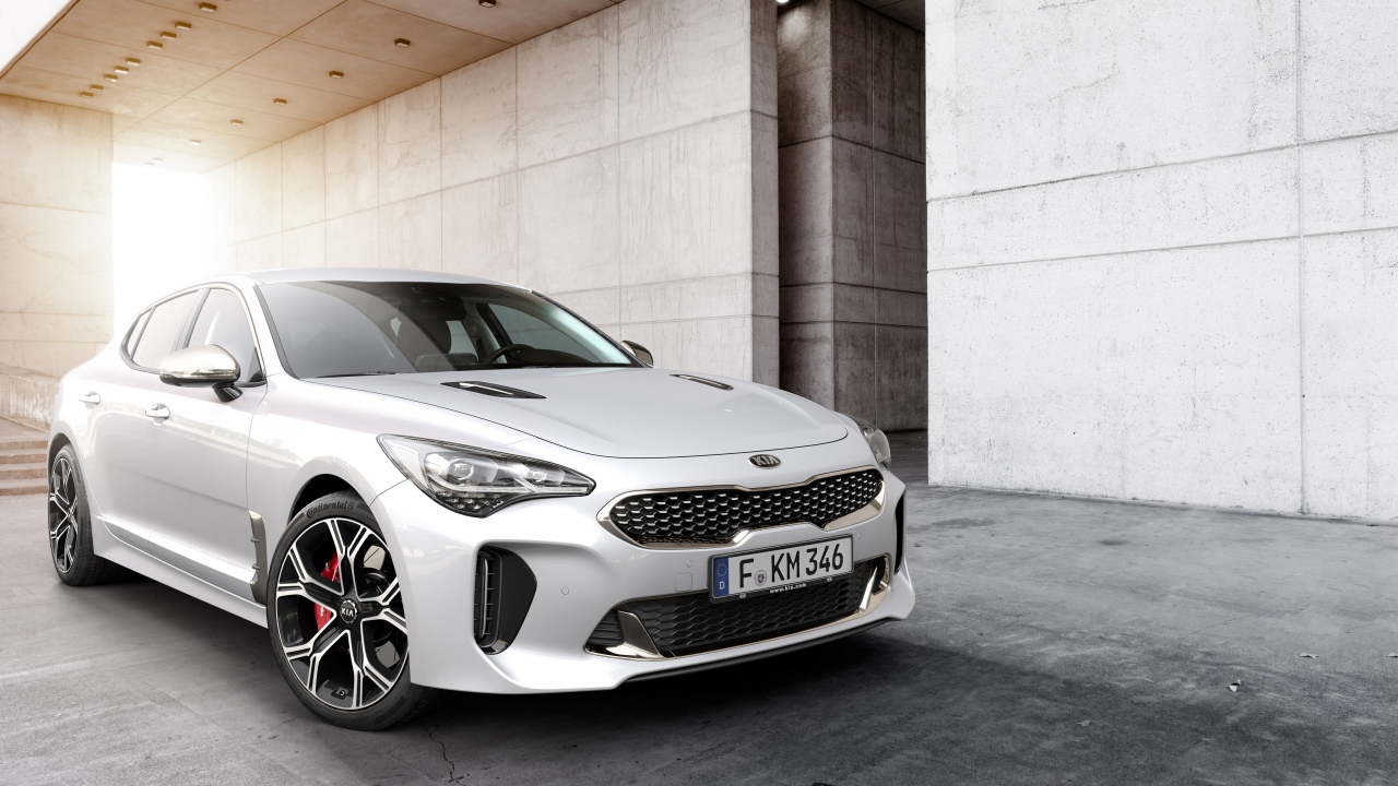 Белый автомобиль Kia Stinger GT, 2017 вид спереди