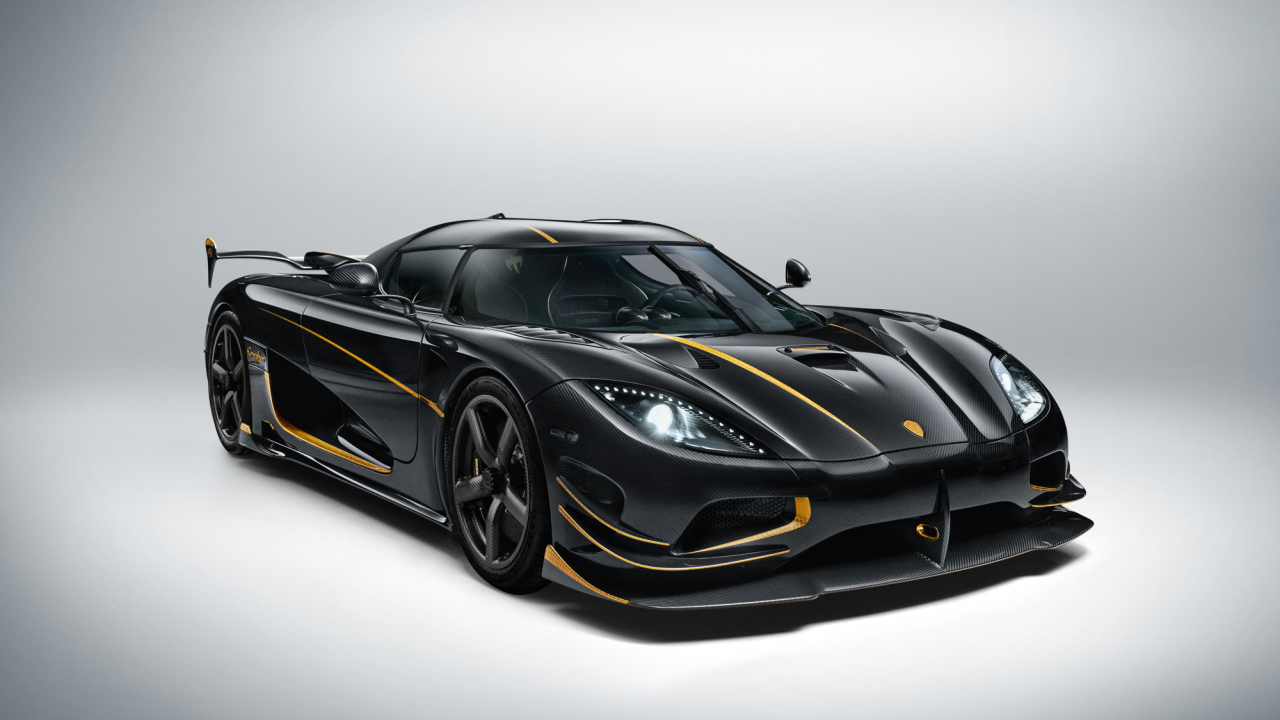 Черный спорткар  Koenigsegg Agera RS Gryphon на сером фоне 