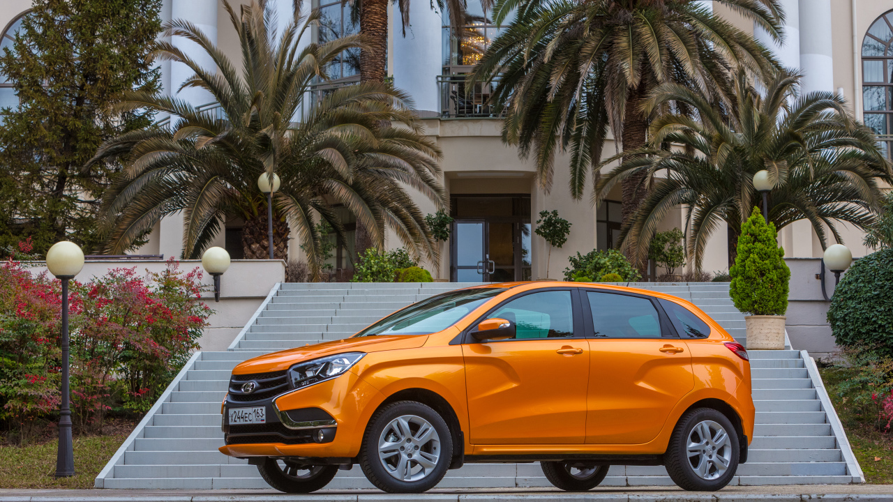 Оранжевый российский внедорожник Лада  XRAY