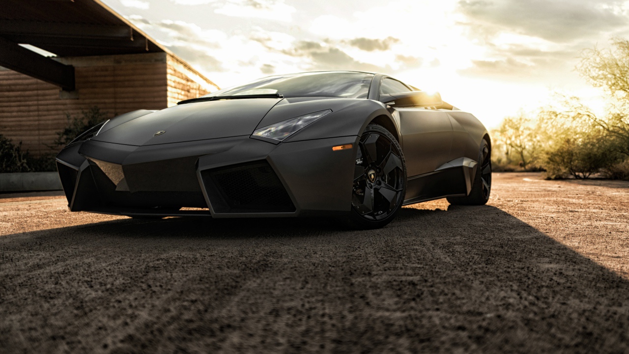 Черный быстрый автомобиль Lamborghini Reventon