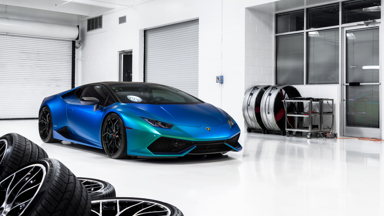 Синий автомобиль Lamborghini Huracan в гараже