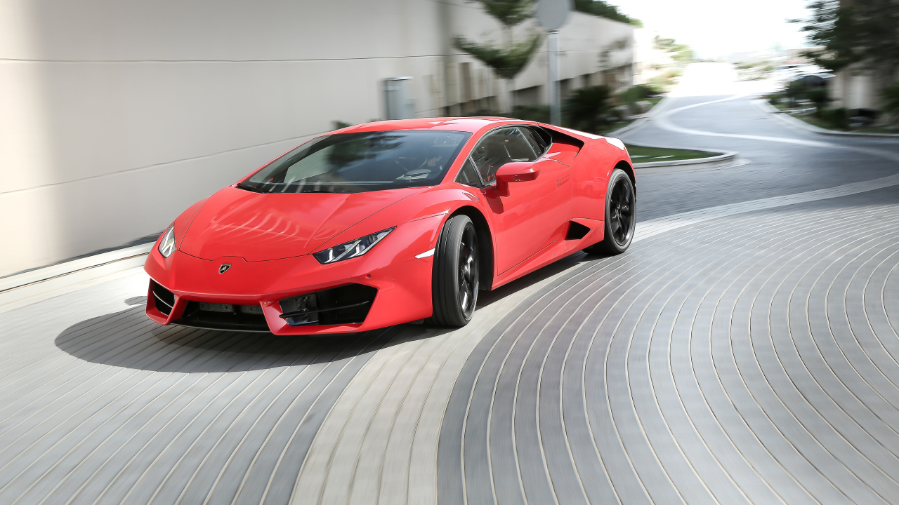 Красный спортивный автомобиль Lamborghini Huracan LP 580-2