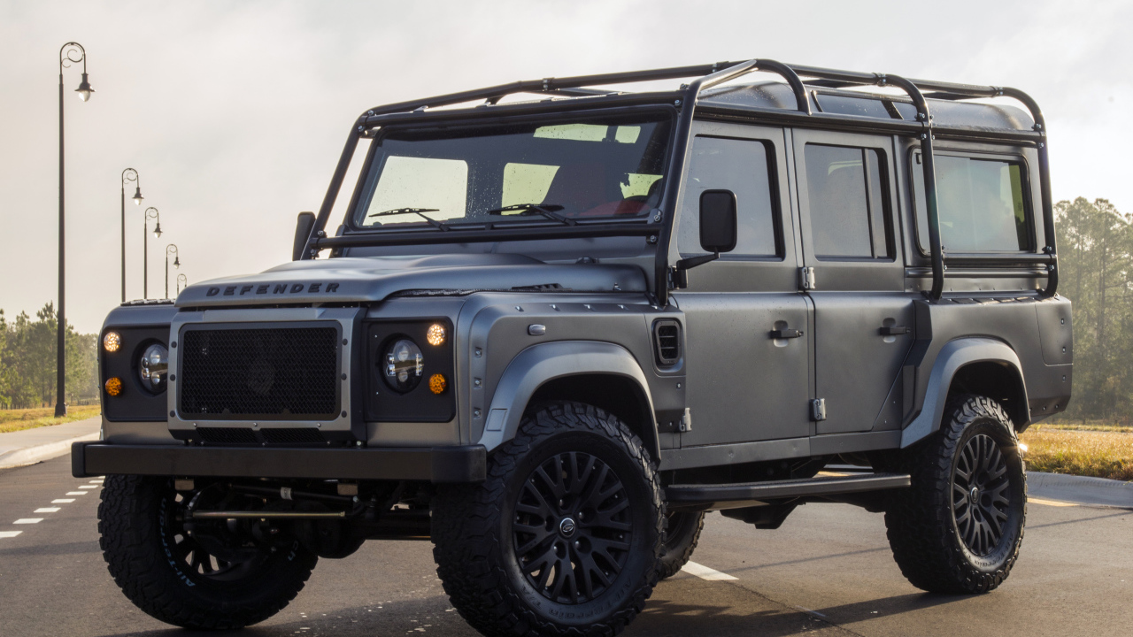 Серый автомобиль Land Rover East Coast Defender Urban Assault, 2017