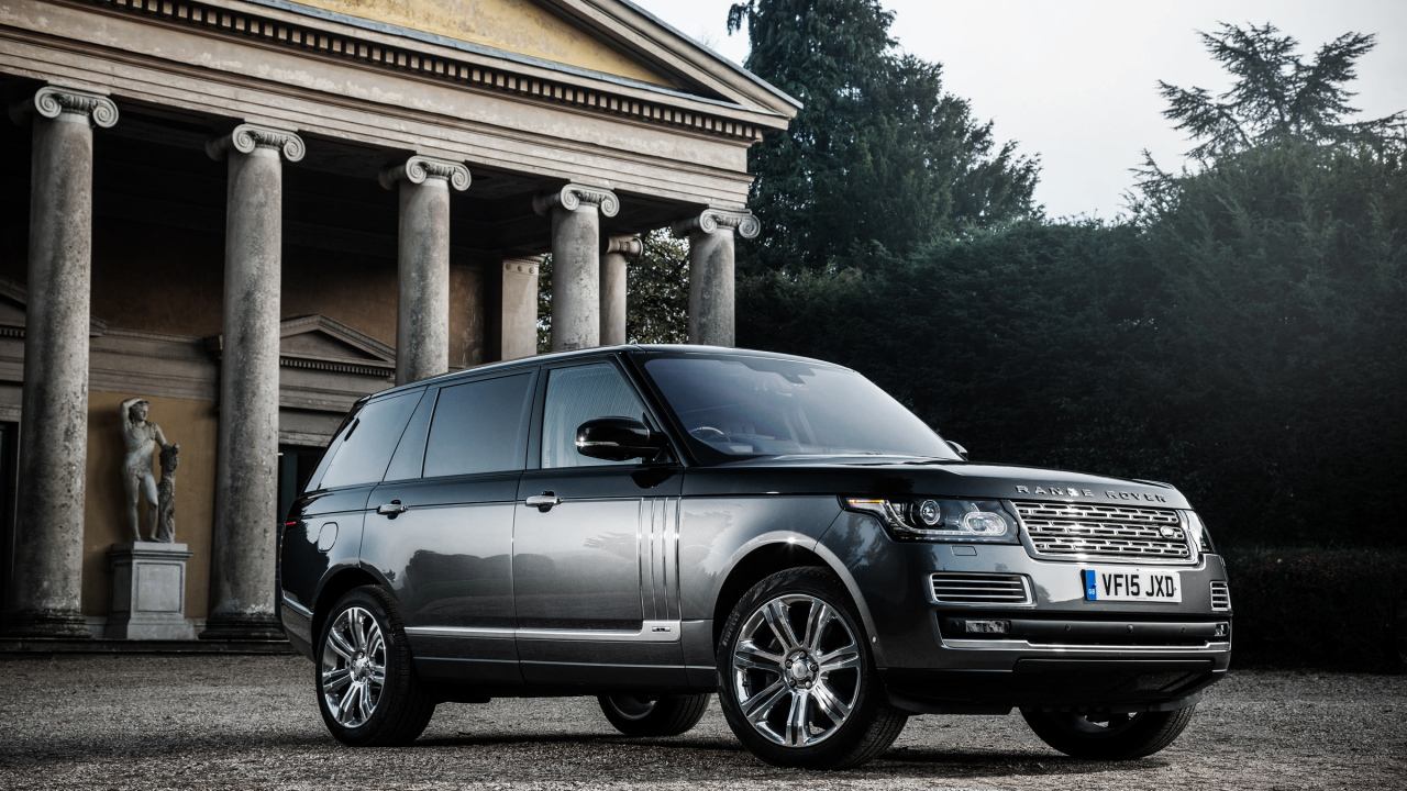 Серебристый стильный внедорожник Range Rover 