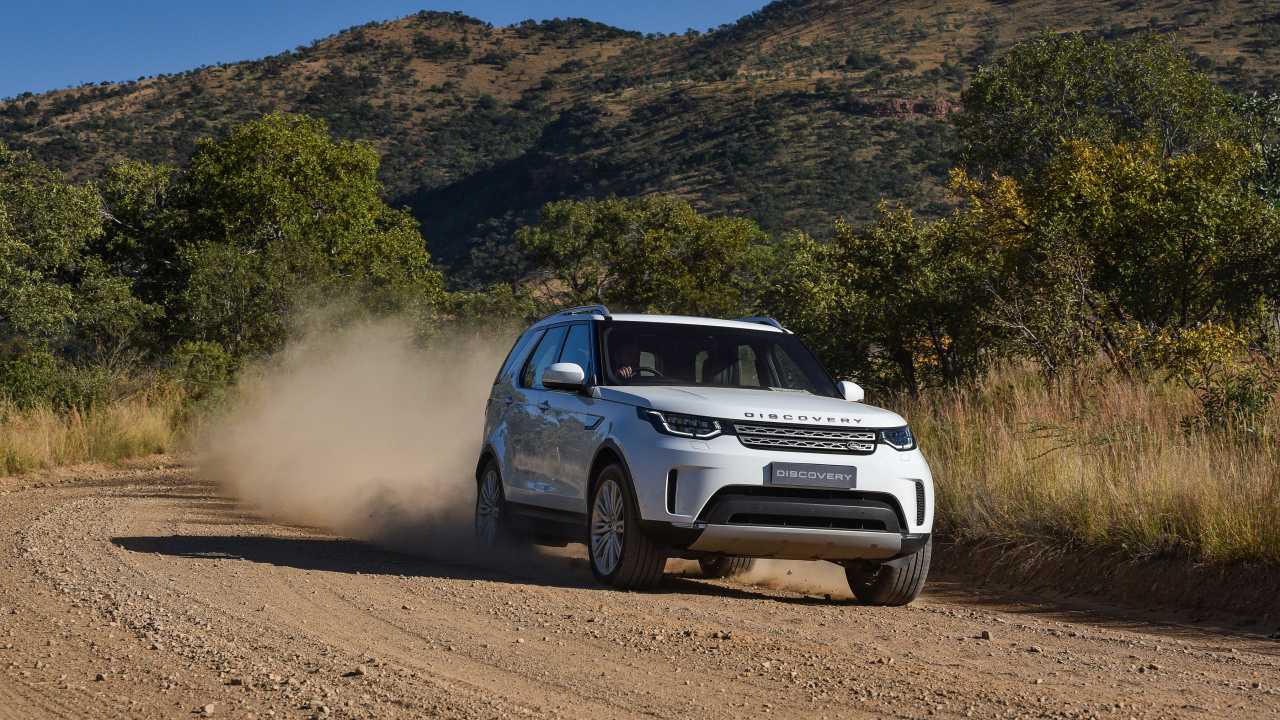 Белый внедорожник Land Rover  Discovery HSE Td6, 2017 на дороге