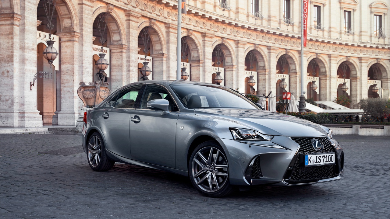 Стильный серебристый Lexus IS на фоне здания