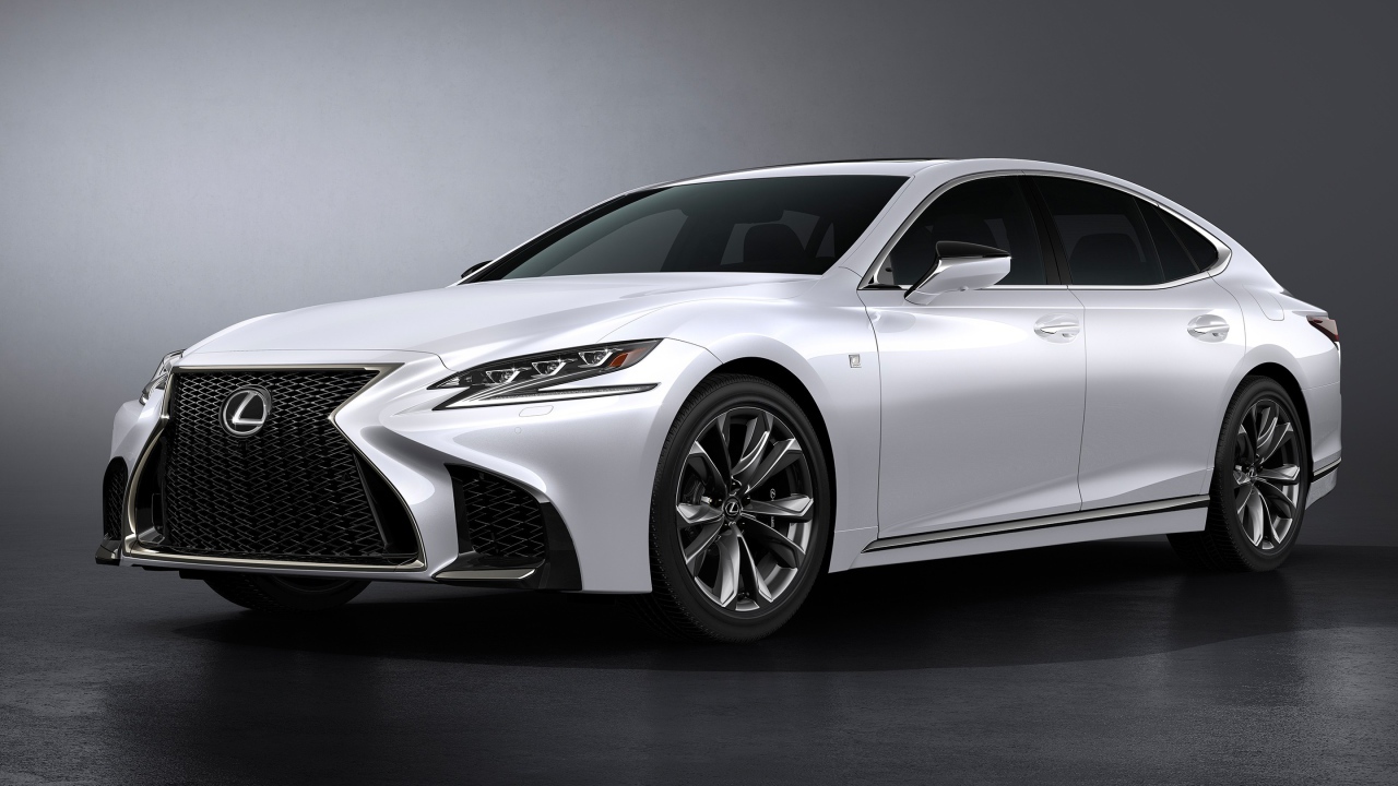 Стильный серебристый автомобиль Lexus LS 500 F Sport, 2018 
