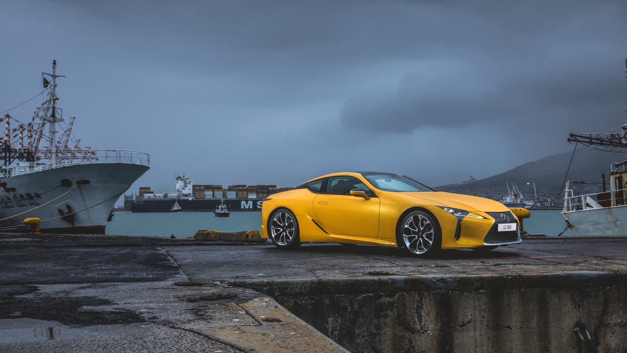 Желтый спортивный автомобиль Lexus LC 500 в порту