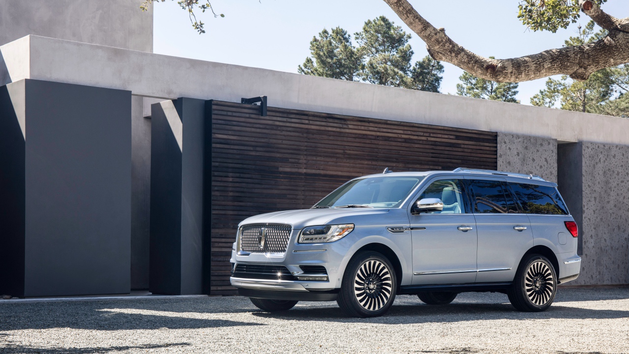 Серебристый автомобиль внедорожник Lincoln Navigator, 2017