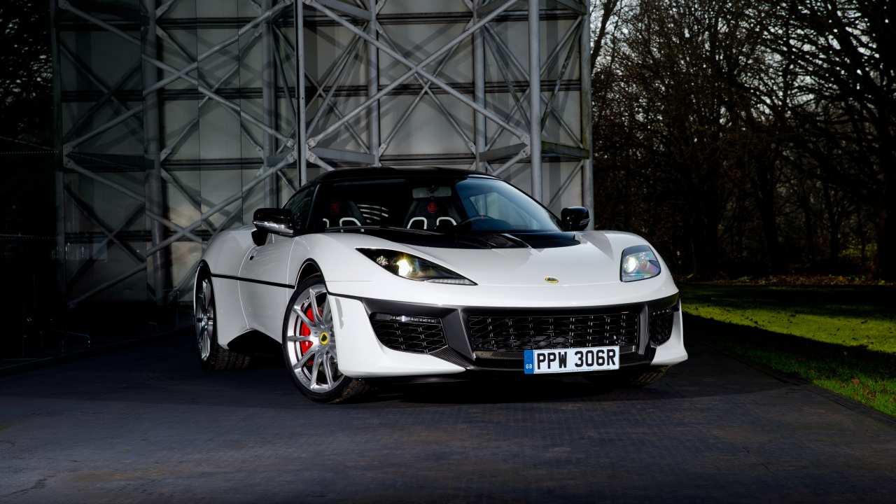 Белый спортивный автомобиль Lotus Cars 
