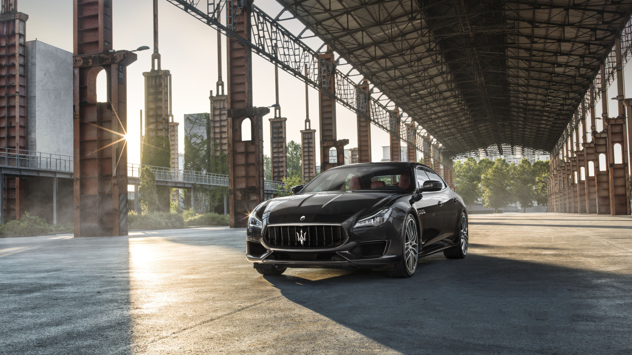 Черный быстрый автомобиль Maserati  Quattroporte GTS GranSport, 2017