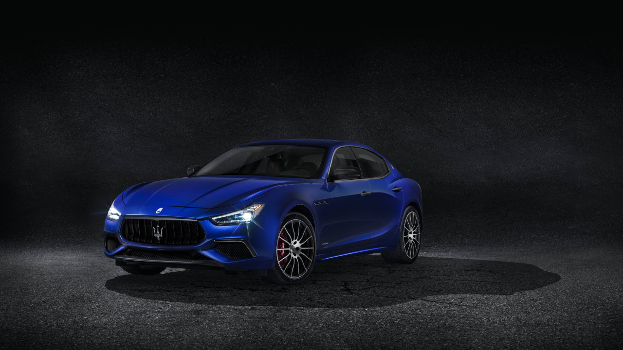 Синий автомобиль Maserati  Ghibli S Q4 GranSport, 2017  на черном фоне