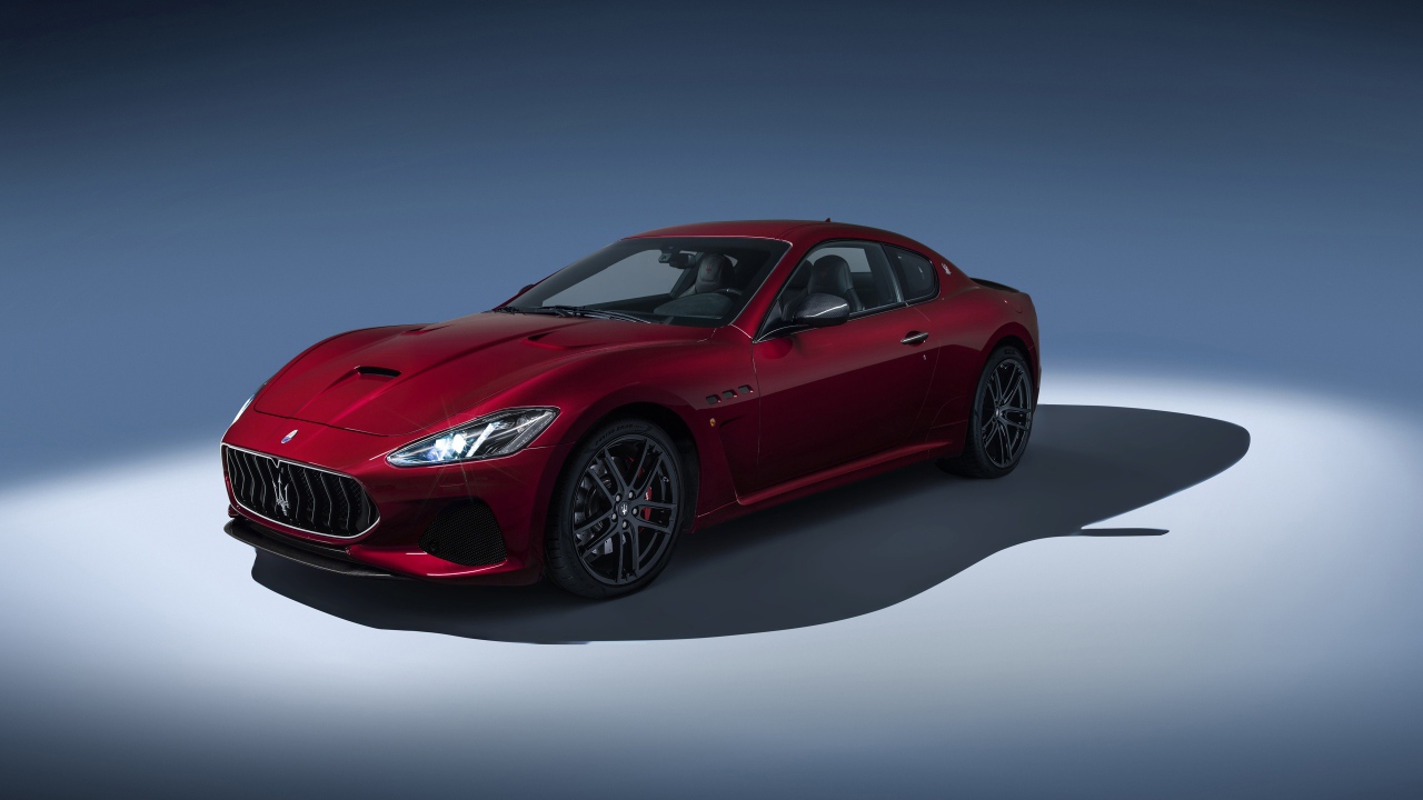 Спортивный автомобиль Maserati GranTurismo бордового цвета